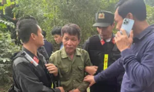 Hàng trăm cảnh sát vây bắt nghi phạm giết người Hàng trăm cảnh sát vây bắt nghi phạm giết người