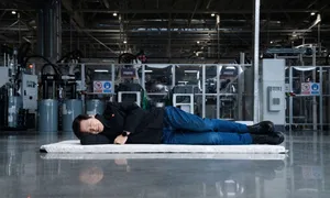 CEO Xiaomi đăng ảnh ngủ trên sàn nhà máy giống Elon Musk