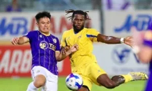 Cầu thủ Quảng Nam đá phạt góc ghi bàn trong trận thua Hà Nội FC Cầu thủ Quảng Nam đá phạt góc ghi bàn trong trận thua Hà Nội FC