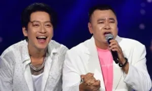 NSND Tự Long hát 'Nắm lấy tay anh' theo phong cách tuồng, chèo