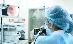 Xương cá găm vào phế quản gây khó thở